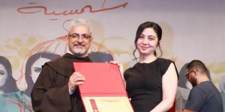 تكريم فاتن سعيد في المركز الكاثوليكي المصري للسينما عن مسلسل «لام شمسية» - هرم مصر