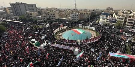 شاهد|مراسم كبيرة.. إيران تشيع قادة الجيش والعلماء الذين استشهدوا في غارات إسرائيلية - هرم مصر