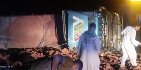 مصرع شخص وإصابة 5 آخرين إثر انقلاب سيارة محملة بالطوب بالمنيا - هرم مصر
