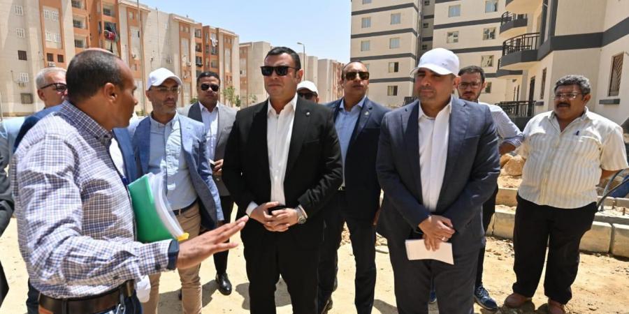 وزير الإسكان يتفقد أعمال تطوير المحاور والطرق الرئيسية بـ بدر - هرم مصر