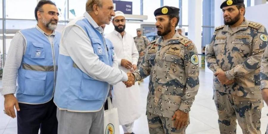 الودعاني يقف ميدانيًا على سير عمل منسوبي حرس الحدود والخدمات المقدمة لضيوف الرحمن في منفذ جديدة عرعر - هرم مصر