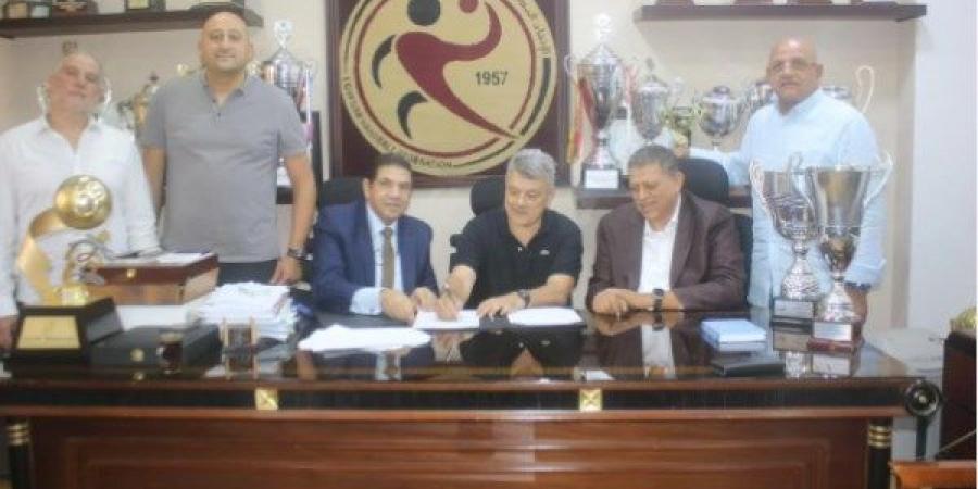 باسكوال يوقع علي عقود توليه مهمة منتخب اليد رسميا - هرم مصر