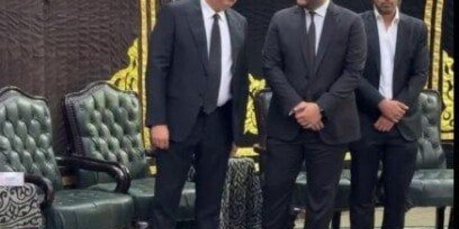 بحضور نجوم والفن والإعلام.. بدء عزاء الكاتب الصحفي محمد عبد المنعم بمسجد عمر مكرم - هرم مصر