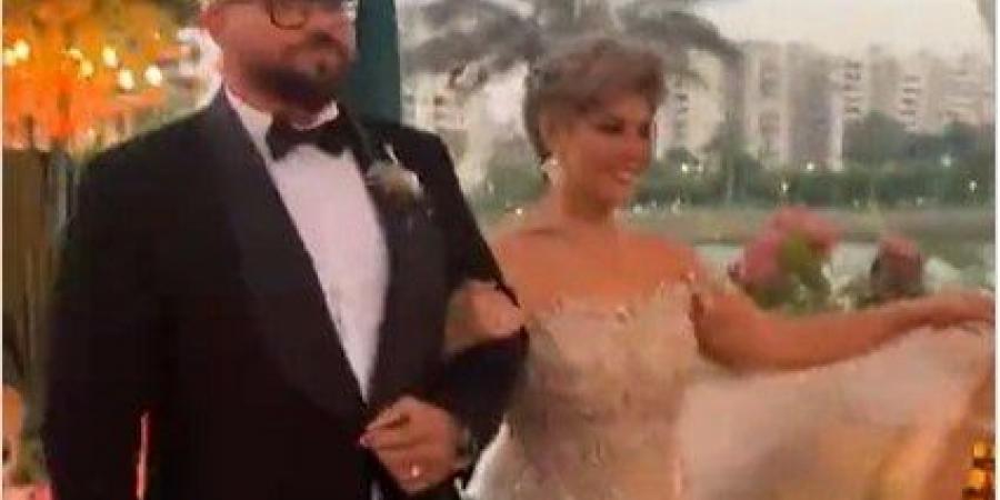 على غير المعتاد بحفلات الزفاف.. «مفيدة شيحة» تسلم العريس لابنتها - هرم مصر