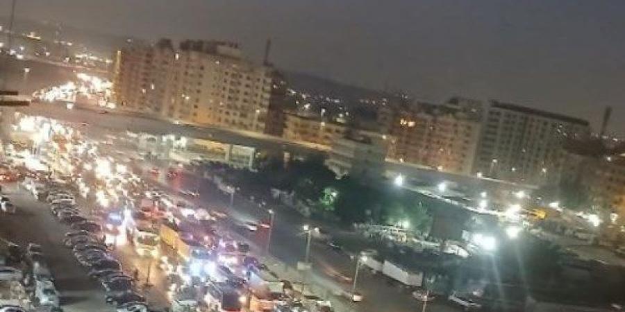 توقف الحركة المرورية على الأوتوستراد بعد انقلاب ونش من أعلى مقطورة - هرم مصر