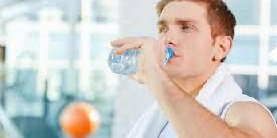 زجاجات المياه البلاستيكية تضعف عظامك.. دراسة تكشف تأثيرا خطيرا لمادة BPA - هرم مصر