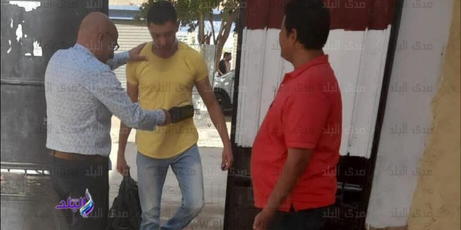 "تفتيش بالعصا الإلكترونية" لجميع الطلاب بمداخل لجان امتحانات الثانوية العامة الآن - هرم مصر