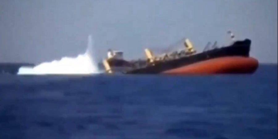 إصابة وفقدان 4 أشخاص في الهجوم الحوثي على سفينة قرب الحديدة - هرم مصر