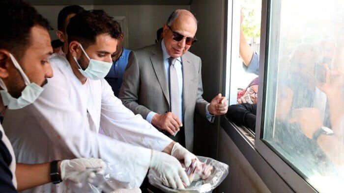 محافظ المنيا يفتتح منفذًا لبيع اللحوم البلدية بأسعار مخفضة استعدادًا لعيد الأضحى المبارك محافظ المنيا يفتتح منفذًا لبيع اللحوم البلدية بأسعار مخفضة استعدادًا لعيد الأضحى المبارك