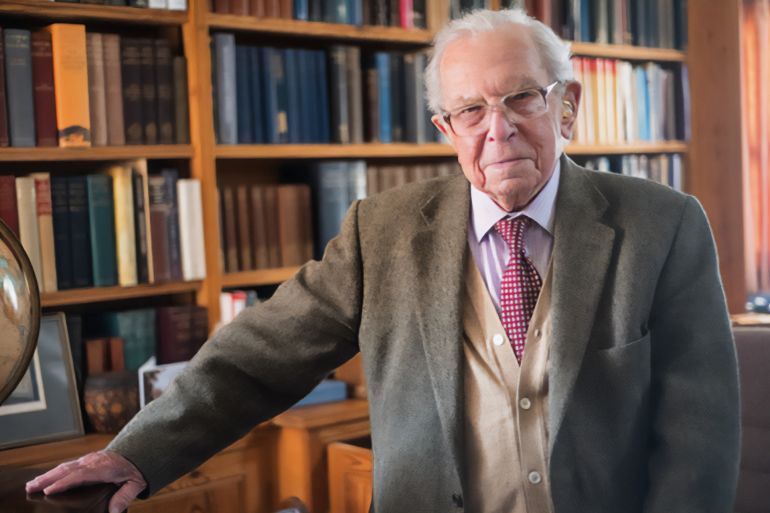 مؤرخ في دراسات الحرب مايكل هاوراد Michael Howard