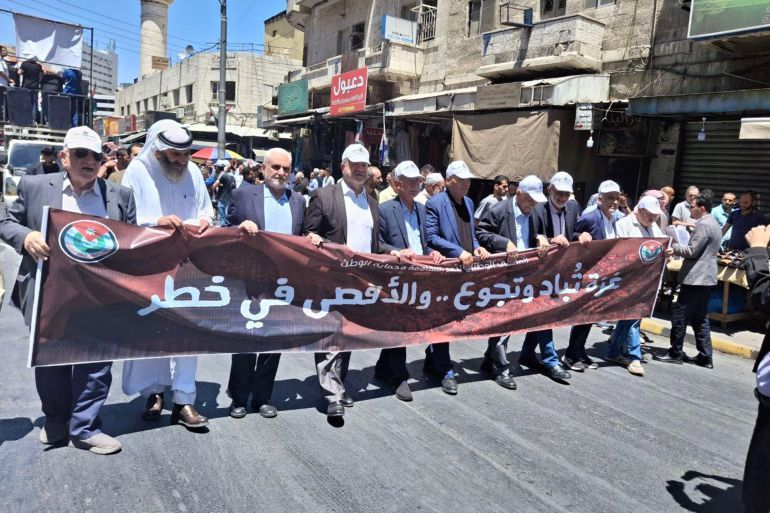 المتظاهرون الأردنيون أعربوا عن غضبهم لاقتحام نتنياهو المسجد الأقصى. الجزيرة نت
