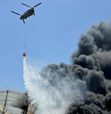 بالفيديو.. اندلاع حريق هائل بميناء بالشارقة في الإمارات بالفيديو.. اندلاع حريق هائل بميناء بالشارقة في الإمارات