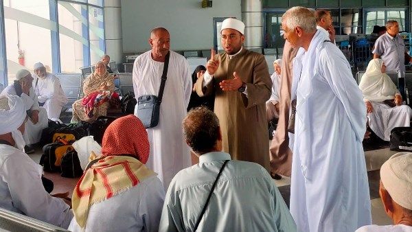 وعاظ الأزهر يردون على أسئلة حجاج بيت الله الحرام .. صور