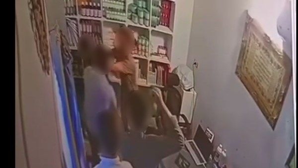 الداخلية تكشف تفاصيل تعدى 4 أشخاص على صاحب محل بالشرقية| فيديو الداخلية تكشف تفاصيل تعدى 4 أشخاص على صاحب محل بالشرقية| فيديو