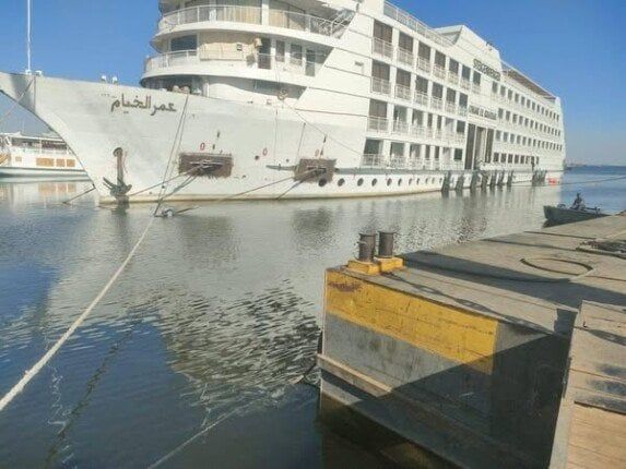 المقاولون العرب تنجح في رفع أكبر الفنادق العائمة ببحيرة ناصر باستخدام الوسائد الهوائية المقاولون العرب تنجح في رفع أكبر الفنادق العائمة ببحيرة ناصر باستخدام الوسائد الهوائية