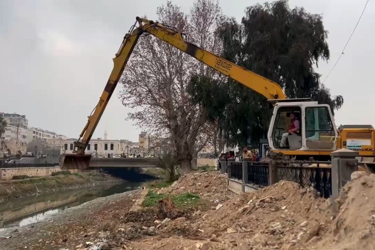 السياحة في حماة السورية أعمال التنظيف في مجرى نهر العاصي بحماة الجزيرة نت