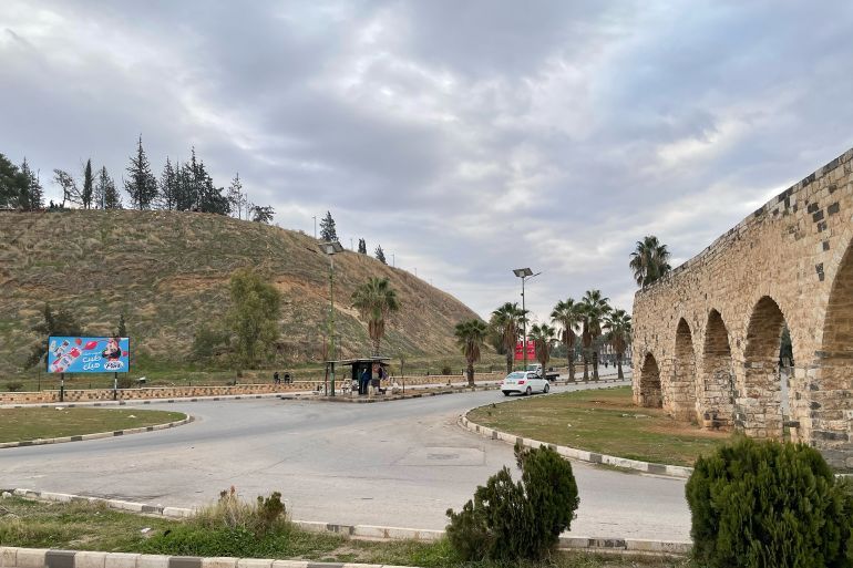 قلعة حماة مع قناطرها الأثرية