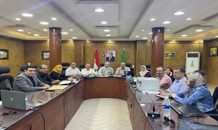 مدير تعليم القليوبية يتابع انتظام لجان الدبلومات الفنية بغرفة العمليات