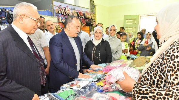 محافظ أسيوط يفتتح معرض