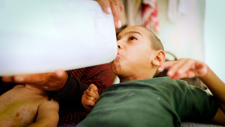 ميرفت الدال نزحت مع أسرتها من حي الزيتون بعد أن دُمر منزلهم بالكامل جراء القصف (الجزيرة)