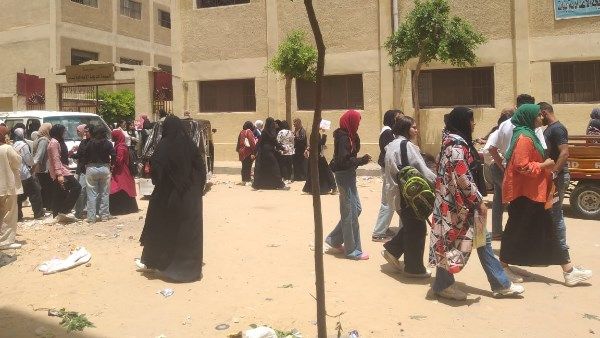 طلاب إعدادية الدقهلية: امتحان اللغة الإنجليزية في مستوى الطالب المتوسط.. صور طلاب إعدادية الدقهلية: امتحان اللغة الإنجليزية في مستوى الطالب المتوسط.. صور