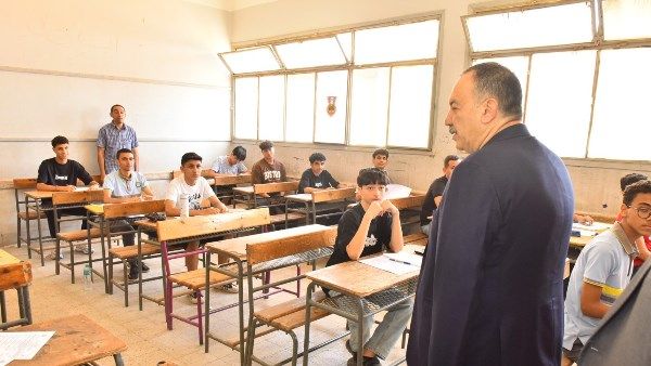 محافظ أسيوط يتفقد مدرستي ناصر الإعدادية والثانوية ويتابع سير امتحانات الشهادة الإعدادية محافظ أسيوط يتفقد مدرستي ناصر الإعدادية والثانوية ويتابع سير امتحانات الشهادة الإعدادية