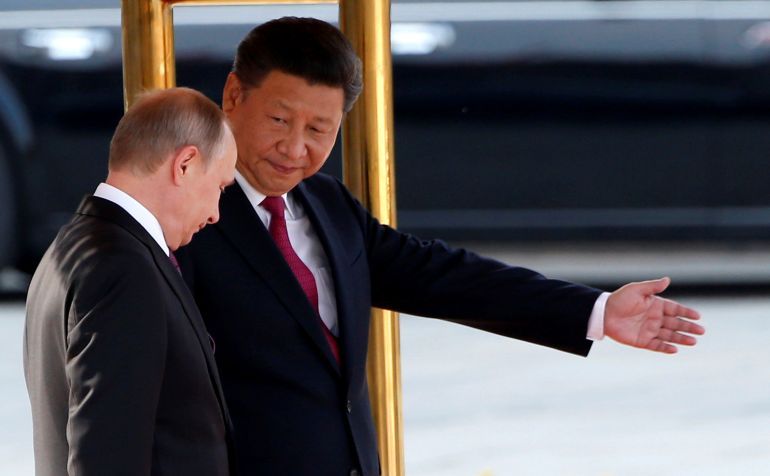 Russian President Vladimir Putin (L) and his Chinese counterpart Xi Jinping attend a welcoming ceremony outside the Great Hall of the People in Beijing, China, June 25, 2016. REUTERS/Kim Kyung-Hoon