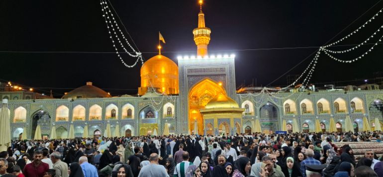 القبة الذهبية في المعتبة الرضوية بمدينة مشهد الإيرانية (الجزيرة)