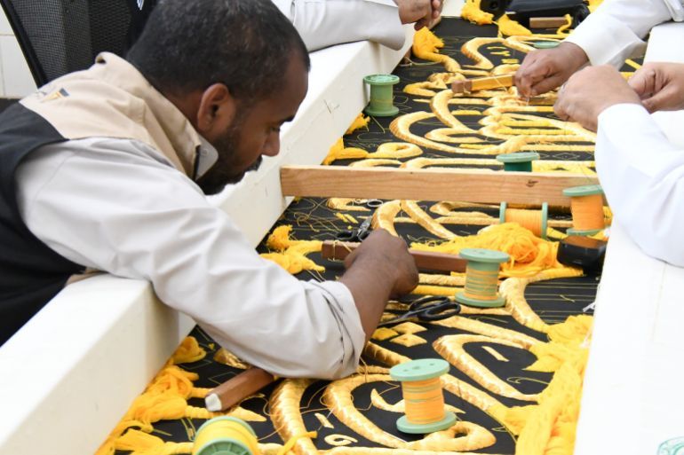 _صناعة الثوب تمر بمراحل معقدة (الجزيرة)