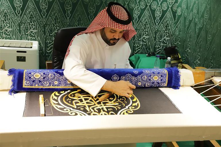 صناعة الكسوة تبدأ باختيار أجود أنواع الحرير الطبيعي المستورد خصيصا من إيطاليا (الجزيرة)