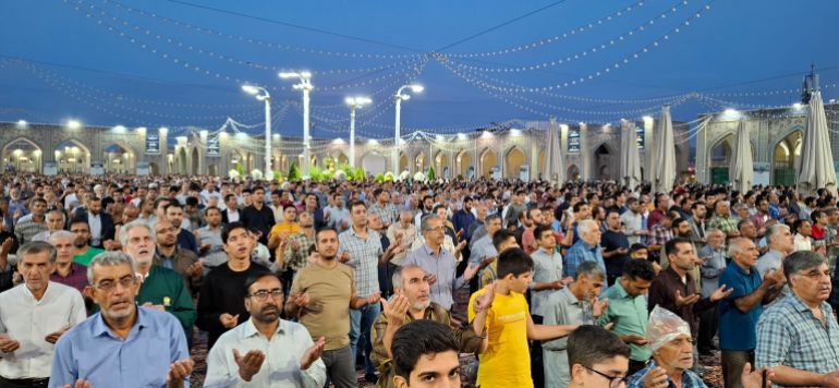 يزور الملايين من الإيرانيين سنويا العتبة الرضوية بمدينة مشهد الإيرانية (الجزيرة)