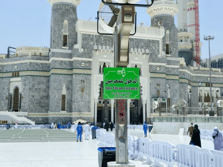 لافتة عند مدخل المسجد الحرام في مكة مكتوب عليها