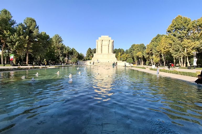 مقبرة-صاحب-الشاهنامة-الشاعر-فردوسي-بمدينة-طوس--شمال-شرقي-إيران-(الجزيرة)