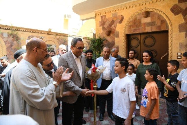 محافظ قنا يرسم البسمة على وجوه الأيتام في عيد الأضحى بزيارات تفقدية وهدايا محافظ قنا يرسم البسمة على وجوه الأيتام في عيد الأضحى بزيارات تفقدية وهدايا