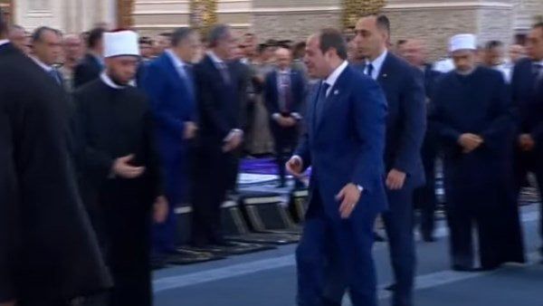 الرئيس السيسي يغادر مسجد مصر بالعاصمة الإدارية بعد أداء صلاة عيد الأضحى الرئيس السيسي يغادر مسجد مصر بالعاصمة الإدارية بعد أداء صلاة عيد الأضحى