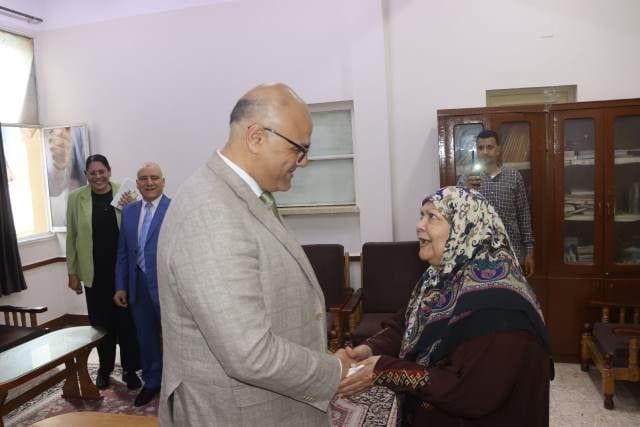 محافظ القليوبية يشارك نزلاء دار المسنين ببنها العيد ويقدم لهم الهدايا والورود محافظ القليوبية يشارك نزلاء دار المسنين ببنها العيد ويقدم لهم الهدايا والورود