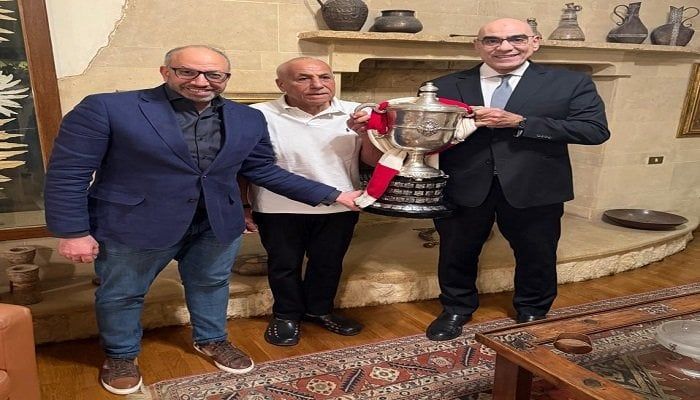 بعد غيابه عن المباراة.. إدارة الزمالك تحتفل بكأس مصر في منزل حسين لبيب بعد غيابه عن المباراة.. إدارة الزمالك تحتفل بكأس مصر في منزل حسين لبيب