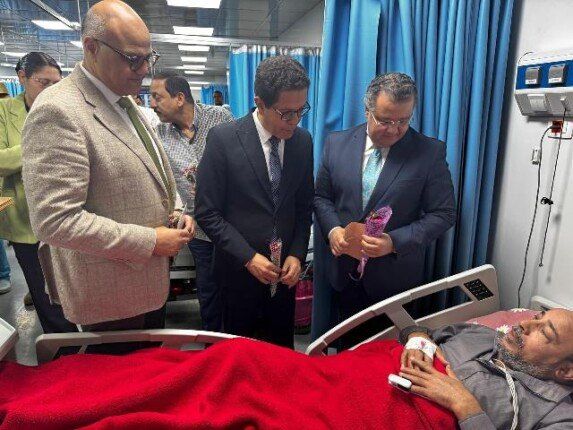 محافظ القليوبية ورئيس جامعة بنها يشاركان المرضى فرحة العيد بالمستشفى الجامعي محافظ القليوبية ورئيس جامعة بنها يشاركان المرضى فرحة العيد بالمستشفى الجامعي