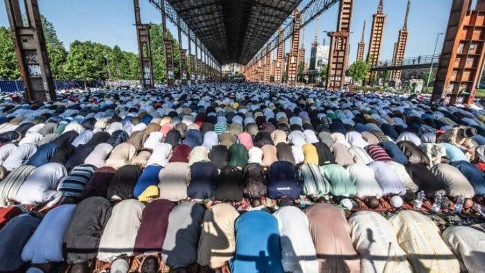 مئات الآلاف من المسلمين يؤدون صلاة عيد الأضحى في إيطاليا مئات الآلاف من المسلمين يؤدون صلاة عيد الأضحى في إيطاليا