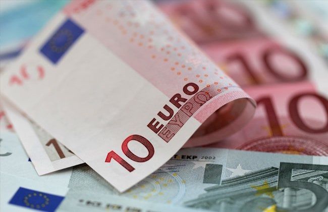 تراجع اليورو مع ارتفاع سعر الدولار بفضل بيانات الوظائف في الولايات المتحدة تراجع اليورو مع ارتفاع سعر الدولار بفضل بيانات الوظائف في الولايات المتحدة