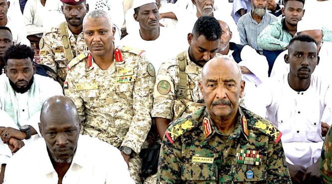 الببرهان يؤدي صلاة عيد الأضحى الببرهان يؤدي صلاة عيد الأضحى
