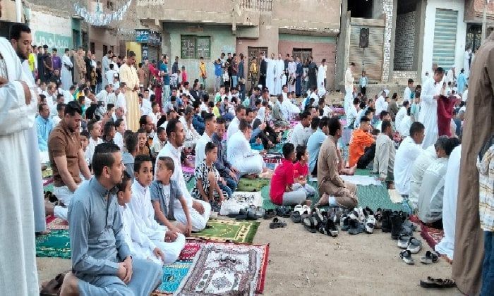 وسط أجواء روحانية.. مئات المصلين يؤدون صلاة عيد الأضحى في ساحة المسجد البحري بالفيوم وسط أجواء روحانية.. مئات المصلين يؤدون صلاة عيد الأضحى في ساحة المسجد البحري بالفيوم