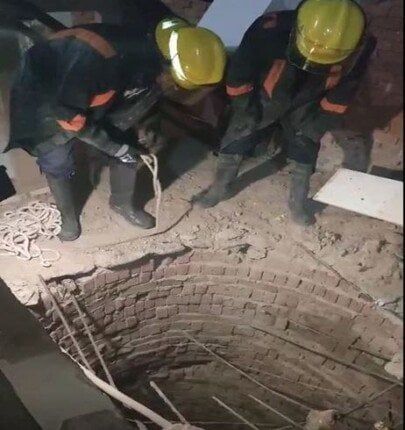 إنقاذ طفل سقط في بالوعة صرف صحي بالبحر الأحمر