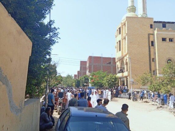 وسط حالة من الحزن.. أهالي قرية قرنفيل يشيعون جثمان شاب لقى مصرعه على يد عاطل وسط حالة من الحزن.. أهالي قرية قرنفيل يشيعون جثمان شاب لقى مصرعه على يد عاطل