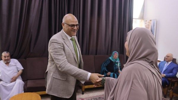 محافظ القليوبية يقدم التهنئة للمسنين ويقدم لهم الهدايا والورود فى أولى أيام عيد الأضحى المبارك محافظ القليوبية يقدم التهنئة للمسنين ويقدم لهم الهدايا والورود فى أولى أيام عيد الأضحى المبارك