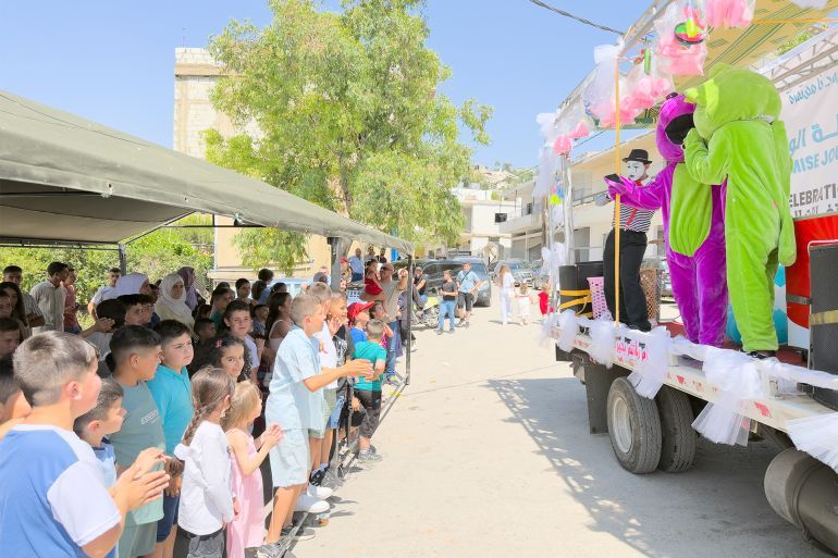 بين الركام والمسرح.. العيد يعيد لأطفال الجنوب اللبناني طفولتهم