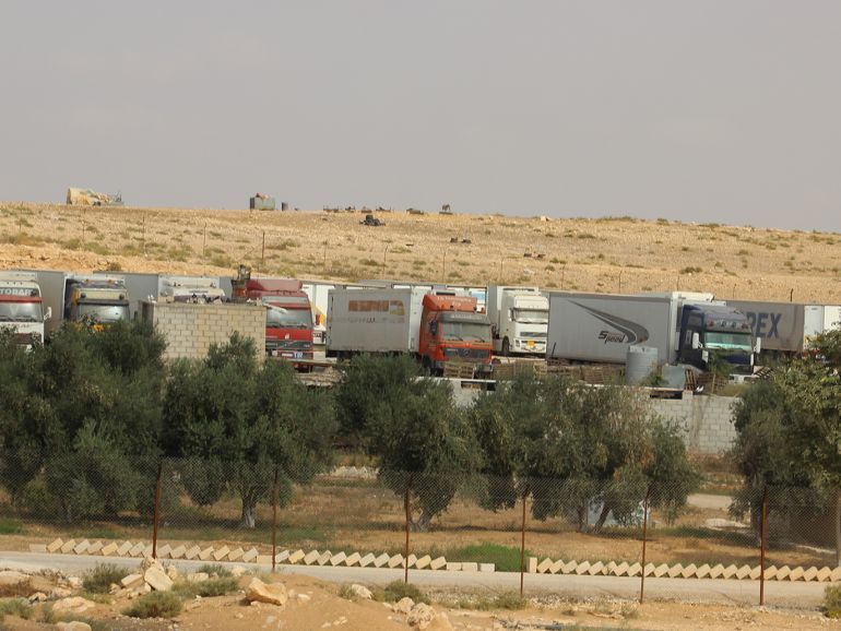 الشاحنات والبرادات الاردنية تنتظر نقل البضائع لسوريا بعد فتح المعبر. الحدود الاردنية السورية معبر جابر نصيب. الجزيرة كمرتي ارشيفية copy.jpg