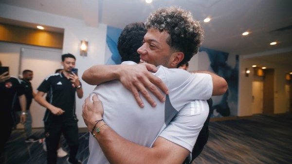 بالأحضان.. أول لقاء بين إمام عاشور وزيزو وبن شرقي في معسكر الأهلي بأمريكا بالأحضان.. أول لقاء بين إمام عاشور وزيزو وبن شرقي في معسكر الأهلي بأمريكا