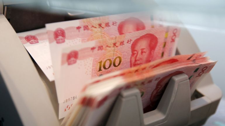Chinese 100 yuan banknotes are seen in a counting machine while a clerk counts them at a branch of a commercial bank in Beijing, China, in this March 30, 2016 file picture. REUTERS/Kim Kyung-Hoon/Files