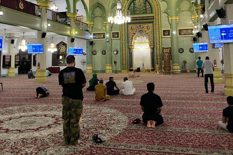 يتلى القرآن الكريم عبر مكبرات الصوت في جامع السلطان